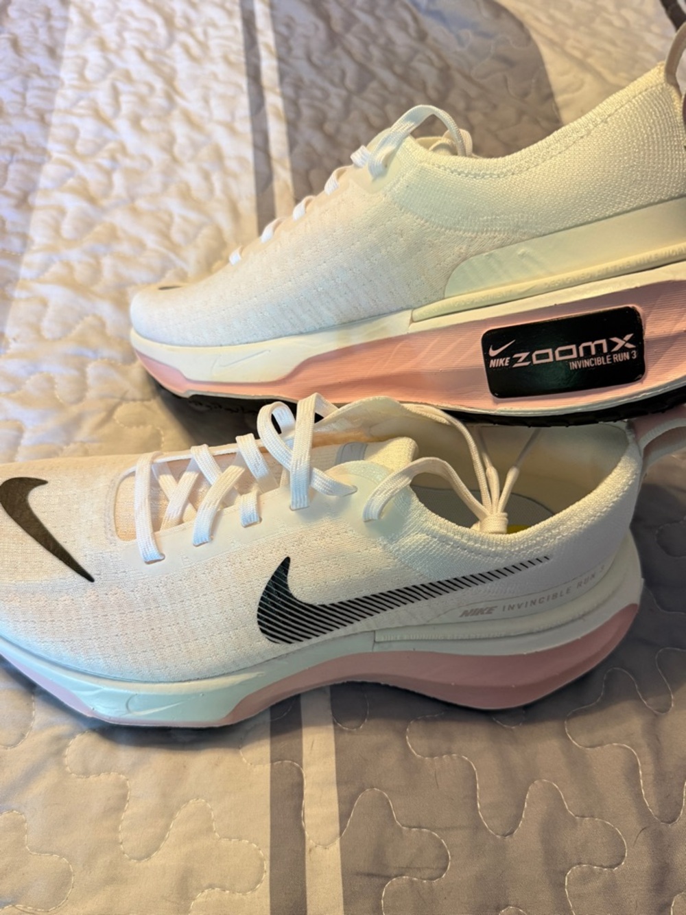 NWOB Women Size 9.5 Nike Women’s ZoomX Invincible Run 3 Sneakers